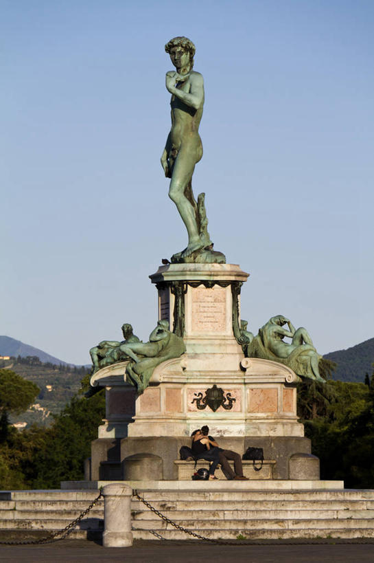 西方人,一个人,无人,站,竖图,室外,白天,仰视,旅游,度假,名胜古迹,山,山脉,标志建筑,地标,建筑,雕塑,意大利,佛罗伦萨,欧洲,欧洲人,仅一个男性,仅一个人,阴影,遗迹,艺术,装饰,光线,雕刻,雕像,影子,山峰,山峦,古迹,文物,娱乐,建设,古建筑,裸露,仅一个年轻男性,蓝色,蓝天,天空,阳光,工艺品,群山,天,站着,享受,休闲,旅游胜地,放松,晴朗,纪念,美术,托斯卡纳,南欧,主题,裸,陈列,古文明,万里无云,意大利共和国,首府,功能,美学,百花之城,翡冷翠,托斯卡纳大区,米开朗基罗广场,米开朗琪罗广场,男人,男性,年轻男性,白种人,晴空,晴空万里,站立,彩图,低角度拍摄,全身