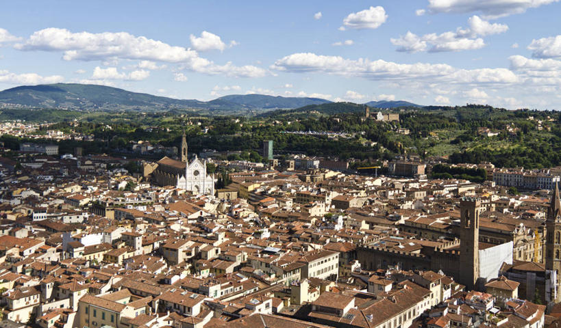 无人,家,教堂,横图,全景,俯视,航拍,室外,白天,旅游,度假,名胜古迹,山,山脉,树林,植物,标志建筑,地标,建筑,意大利,佛罗伦萨,欧洲,节日,遗迹,房屋,屋子,山峰,云,云朵,公寓,建筑群,山峦,云彩,古迹,文化,文物,娱乐,建设,古建筑,洋房,楼房,住宅,树,树木,蓝色,绿色,白云,蓝天,天空,自然,群山,天,祈祷,享受,休闲,健康,旅游胜地,放松,许愿,宗教,信仰,生长,晴朗,成长,纪念,祈求,托斯卡纳,鸟瞰,南欧,信念,古文明,意大利共和国,首府,圣十字教堂,百花之城,翡冷翠,托斯卡纳大区,平安,晴空,彩图,高角度拍摄,房子,大教堂,礼拜堂