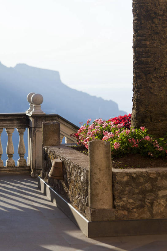 无人,栏杆,竖图,室外,白天,正面,旅游,度假,美景,山,山脉,楼梯,意大利,欧洲,阴影,盛开,光线,扶手,影子,阶梯,景观,山峰,山峦,花蕾,娱乐,护栏,台阶,花,花瓣,花朵,鲜花,蓝色,蓝天,天空,阳光,自然,群山,天,花苞,花蕊,享受,休闲,景色,放松,晴朗,南欧,自然风光,万里无云,意大利共和国,坎帕尼亚,阿马尔菲海岸,阿玛尔菲海岸,阿玛菲海岸,坎帕尼亚大区,阿玛菲海岸风景区,拉韦洛,萨莱诺,萨莱诺省,晴空,晴空万里,彩图
