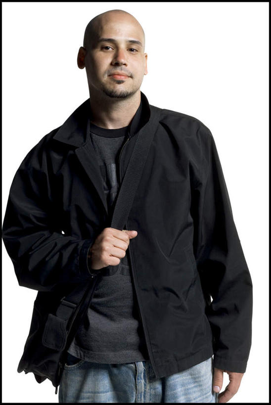 西方人,一个人,站,笑,微笑,竖图,室内,白天,白色背景,正面,欧洲,欧洲人,仅一个男性,仅一个人,服装,裤子,包,书包,注视,牛仔裤,休闲装,仅一个年轻男性,衣服,背包,观察,看,站着,休闲,休闲服,摄影,服饰,影棚,观看,单肩包,察看,关注,男人,男性,年轻男性,白种人,站立,半身,彩图,影棚拍摄,拍摄