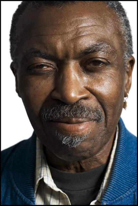 西方人,脸,头,脸颊,胡须,一个人,竖图,室内,特写,白天,白色背景,正面,欧洲,非洲,黑人,欧洲人,仅一个男性,仅一个人,服装,注视,休闲装,衣服,观察,看,仅一个老年男性,休闲,休闲服,摄影,服饰,影棚,观看,察看,关注,老年男性,男人,男性,非洲人,头部,胡子,络腮胡,脸部,脸蛋,面部,半身,彩图,影棚拍摄,拍摄