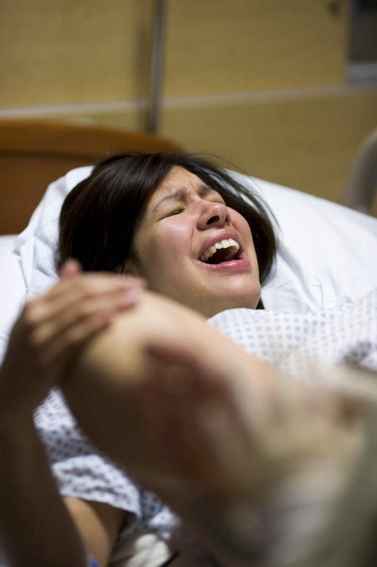 西方人,孕妇,一个人,医院,躺,闭眼,哭,竖图,俯视,室内,白天,床,欧洲,欧洲人,仅一个年轻女性,仅一个女性,仅一个人,服装,朦胧,模糊,床单,被子,衣服,疼痛,怀孕,眼泪,服饰,单人床,张开双腿,悲伤,分娩,被单,待产,衣着,泪水,穿着,痛苦,医疗机构,病号服,妊娠,准妈妈,疾苦,苦楚,衣饰,临盆,临蓐,展开双腿,卧着,年轻女性,女人,女性,白种人,产妇,闭眼睛,闭着眼,闭着眼睛,躺着,卧,半身,彩图,高角度拍摄,哭泣,哭啼,病院,诊所,伸展双腿