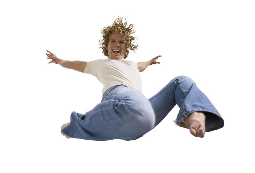 西方人,一个人,跳,举,伸展双臂,笑,微笑,露齿笑,横图,室内,白天,白色背景,仰视,欧洲,欧洲人,仅一个男性,仅一个人,服装,裤子,半空,注视,牛仔裤,休闲装,仅一个年轻男性,衣服,白色,观察,看,托,休闲,休闲服,摄影,服饰,影棚,观看,察看,关注,男人,男性,年轻男性,白种人,敞开双臂,举起,举手,举着,伸开双臂,跳跃,向上举,向上伸,向上托,展开双肩,张开手臂,张开双臂,彩图,低角度拍摄,全身,影棚拍摄,拍摄