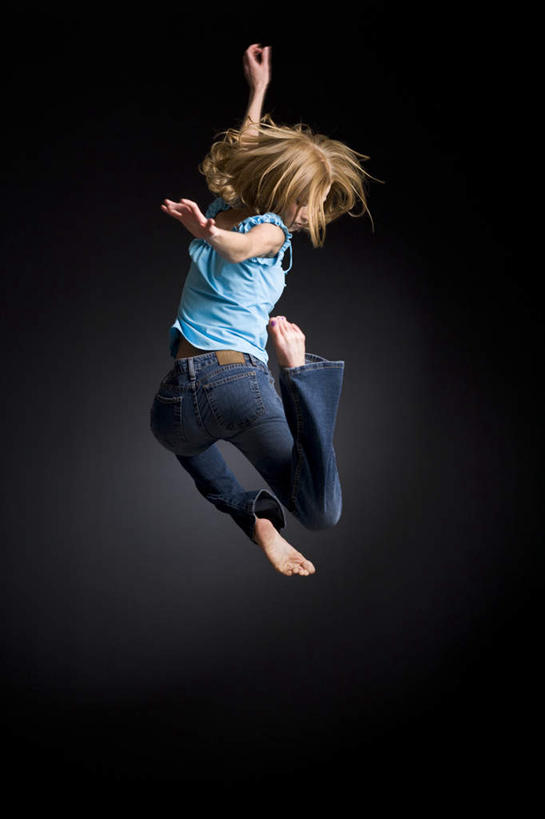 西方人,一个人,跳,举,伸展双臂,竖图,室内,白天,欧洲,欧洲人,仅一个年轻女性,仅一个女性,仅一个人,黑色背景,服装,裤子,半空,牛仔裤,休闲装,背面,衣服,蓝色,托,休闲,休闲服,摄影,服饰,影棚,年轻女性,女人,女性,白种人,敞开双臂,举起,举手,举着,伸开双臂,跳跃,向上举,向上伸,向上托,展开双肩,张开手臂,张开双臂,彩图,全身,影棚拍摄,拍摄