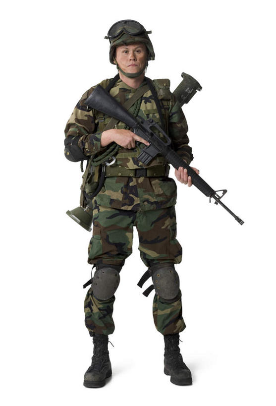 西方人,一个人,站,竖图,室内,白天,白色背景,正面,竞争,帽子,欧洲,欧洲人,仅一个男性,仅一个人,士兵,对抗,握,冲突,枪支,头盔,拿,拿着,注视,破坏,仅一个年轻男性,安全帽,观察,看,站着,武器,战争,握着,摄影,手枪,影棚,观看,损坏,察看,攻击,威胁,对立,关注,矛盾,兵器,迷彩服,军服,防御,枪械,来福枪,来复枪,弹夹,敌对,挫败,斗争,抗拒,抗衡,杀伤,威慑,兵士,子弹夹,伪装服,野战服,作战服,危险,男人,男性,年轻男性,白种人,站立,彩图,全身,影棚拍摄,拍摄