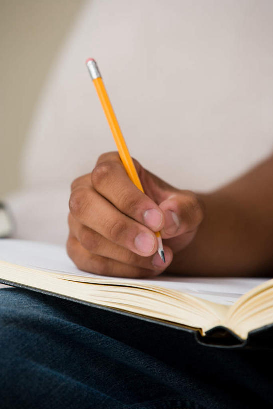 西方人,手,一个人,坐,竖图,室内,特写,白天,正面,书籍,欧洲,欧洲人,仅一个男性,仅一个人,握,笔,办公用品,记事本,拿,拿着,文具,仅一个年轻男性,本子,笔记本,铅笔,学习用品,手部,握着,单手,文具用品,书写,男人,男性,年轻男性,白种人,书,图书,坐着,半身,彩图