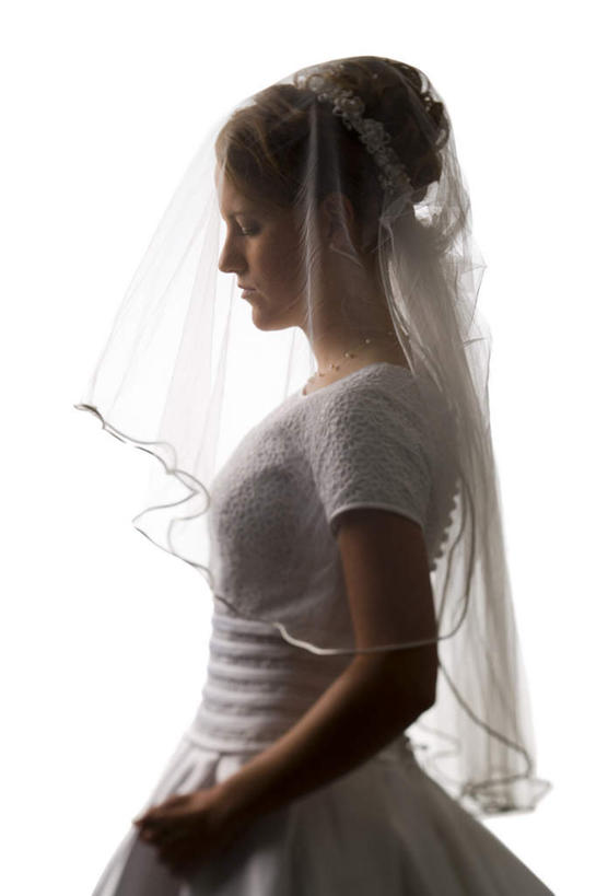 西方人,一个人,新娘,站,竖图,室内,白天,白色背景,侧面,婚纱,婚礼,快乐,欧洲,欧洲人,仅一个年轻女性,仅一个女性,仅一个人,头纱,庆祝,结婚,注视,白色,观察,看,站着,喜庆,摄影,影棚,观看,纪念,察看,卫生,关注,纯真,洁净,光明,恬静,中间色,朴素,清白,年轻女性,女人,女性,白种人,站立,半身,彩图,影棚拍摄,婚礼服,礼服,高兴,拍摄,婚礼头纱