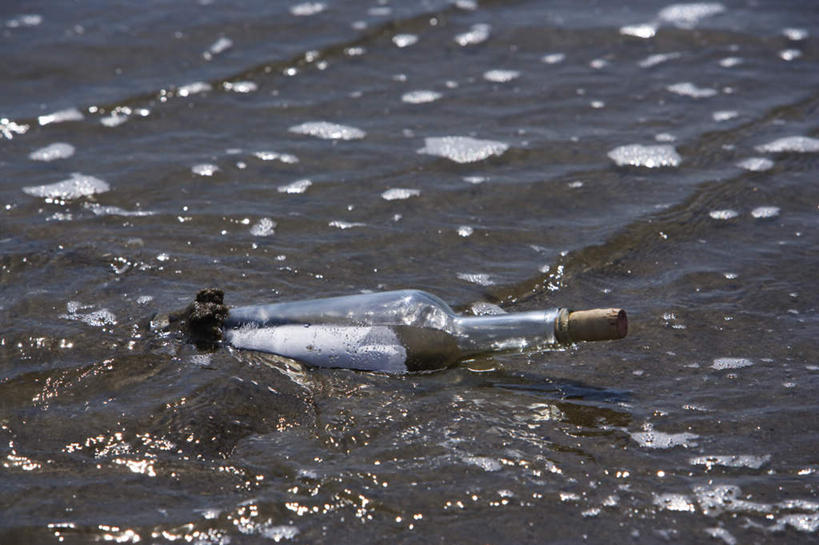 无人,横图,俯视,室外,特写,白天,神秘,海浪,海洋,阴影,朦胧,模糊,光线,影子,浪花,漂流瓶,艺术品,装饰品,一个,阳光,海水,祈祷,惊喜,许愿,期待,单个,祈求,海景,许愿瓶,偶然,大海,风浪,海,海水的波动,近岸浪,涌浪,彩图,高角度拍摄