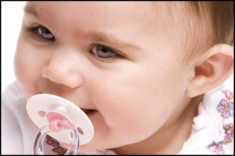 西方人,婴儿,儿童,脸,头,脸颊,一个人,横图,室内,特写,白天,白色背景,正面,纯洁,欧洲,欧洲人,仅一个人,注视,小孩,观察,看,可爱,摄影,活泼,影棚,奶嘴,婴儿用品,安抚,观看,察看,叼,抚慰,关注,叼着,宝宝,安抚奶嘴,纯真,烂漫,无邪,伶俐,天真,白种人,孩子,头部,脸部,脸蛋,面部,半身,彩图,影棚拍摄,拍摄