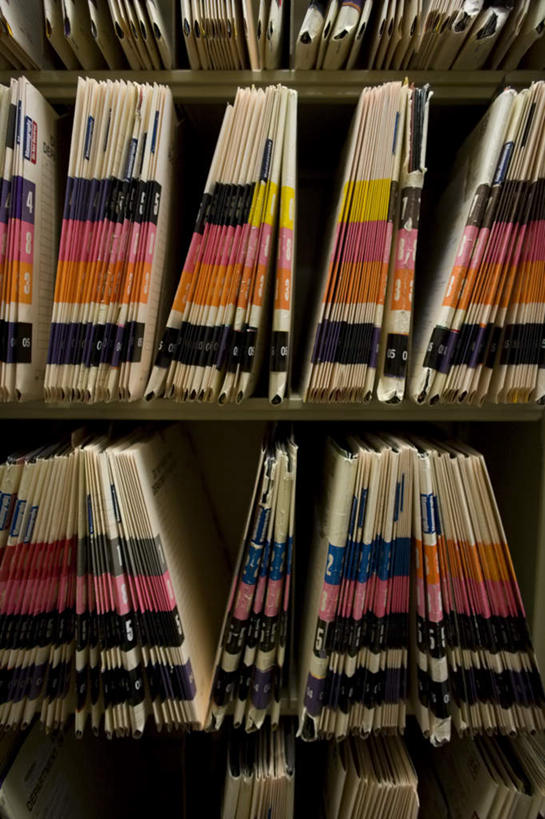 无人,医院,竖图,室内,特写,白天,正面,工作服,制服,柜子,静物,阴影,朦胧,模糊,反射,材料,档案,文件,影子,纸,手稿,资料,记录,证明,档案室,文档,档案柜,医疗机构,记载,工作制服,记实,纪录,彩图,工作套服,病院,诊所,病历