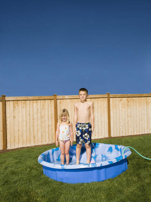 西方人,儿童,两个人,三个人,家庭,游泳池,栏杆,站,竖图,室外,白天,正面,泳装,纯洁,草地,草坪,水,植物,欧洲,欧洲人,泳裤,液体,栅栏,塑料,篱笆,水池,围栏,注视,饮用水,水管,泳池,护栏,裸露,草,小孩,蓝色,绿色,蓝天,天空,塑料制品,矿泉水,天,观察,看,站着,温暖,温馨,一家人,可爱,童年,童趣,晴朗,赤裸,观看,和睦,察看,关注,裸,童真,蒸馏水,烂漫,无邪,连体泳衣,万里无云,充气游泳池,儿童游泳池,天真,男孩,男人,男性,女孩,女人,女性,白种人,晴空,晴空万里,站立,彩图,全身,泳衣,融洽,男生,女生