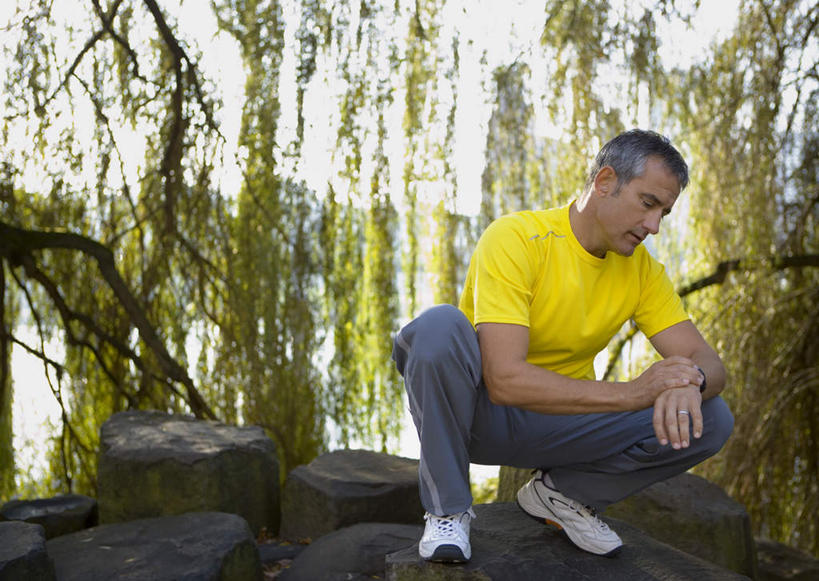 西方人,一个人,蹲,横图,室外,白天,正面,T恤衫,运动鞋,石头,柳树,鞋子,欧洲,欧洲人,仅一个男性,仅一个人,仅一个中年男性,裤子,石子,T恤,注视,牛仔裤,垂柳,黄色,观察,看,观看,休闲鞋,察看,关注,沉积岩,倒挂柳,水成岩,男人,男性,中年男性,白种人,石块,岩石,垂枝柳,蹲着,彩图,全身