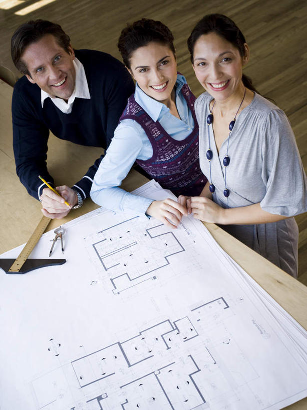 西方人,三个人,伙伴,朋友,坐,笑,微笑,露齿笑,竖图,俯视,室内,白天,友谊,合作,团队,地板,桌子,欧洲,欧洲人,服装,测量,笔,图纸,刻度,办公桌,办公用品,设计图,地面,注视,休闲装,木地板,文具,衣服,尺,铅笔,学习用品,观察,看,靠,靠着,倚靠,休闲,休闲服,战略,服饰,观看,测量工具,文具用品,尺子,察看,衡量,绘图,倚着,关注,工程图,草图,蓝图,比例,测绘,量具,量仪,标度,依附,依赖,投靠,联合,合谋,T形尺,丁字尺,配合,协作,男人,男性,年轻男性,年轻女性,女人,女性,白种人,设计,坐着,半身,彩图,高角度拍摄