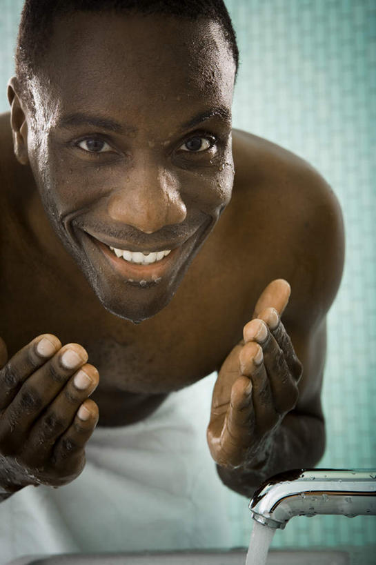 西方人,一个人,站,笑,微笑,露齿笑,竖图,室内,白天,正面,水,欧洲,非洲,黑人,欧洲人,仅一个男性,仅一个人,仅一个中年男性,弯腰,纺织物,水龙头,液体,浴巾,水滴,注视,洗脸,裸露,开关,毛巾,打开,观察,看,清洁,站着,观看,保暖,阀门,察看,开启,关注,裸,透气,防水,弯身,水咀,储水,耐磨,吸水,男人,男性,中年男性,非洲人,清洗,站立,半身,彩图