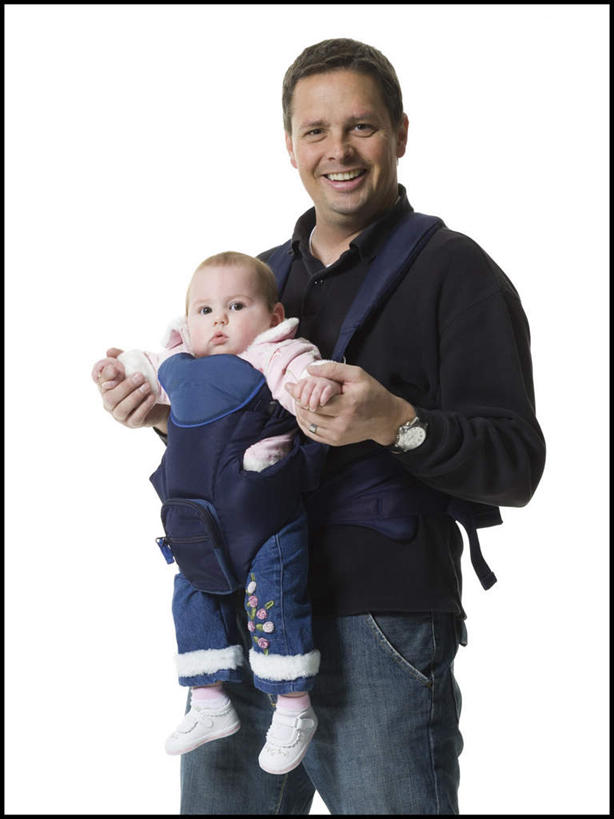 西方人,婴儿,儿童,中年人,两个人,家庭,父亲,站,握手,笑,微笑,露齿笑,竖图,室内,白天,白色背景,正面,纯洁,欧洲,欧洲人,服装,注视,休闲装,小孩,衣服,观察,看,站着,休闲,温暖,温馨,一家人,休闲服,父爱,可爱,童年,童趣,摄影,服饰,活泼,影棚,观看,和睦,察看,关注,宝宝,童真,纯真,烂漫,无邪,伶俐,天真,男人,男性,中年男性,白种人,孩子,搀手,拉手,手搀手,手拉手,手牵手,手握手,站立,半身,彩图,影棚拍摄,拍摄,融洽,婴儿背带