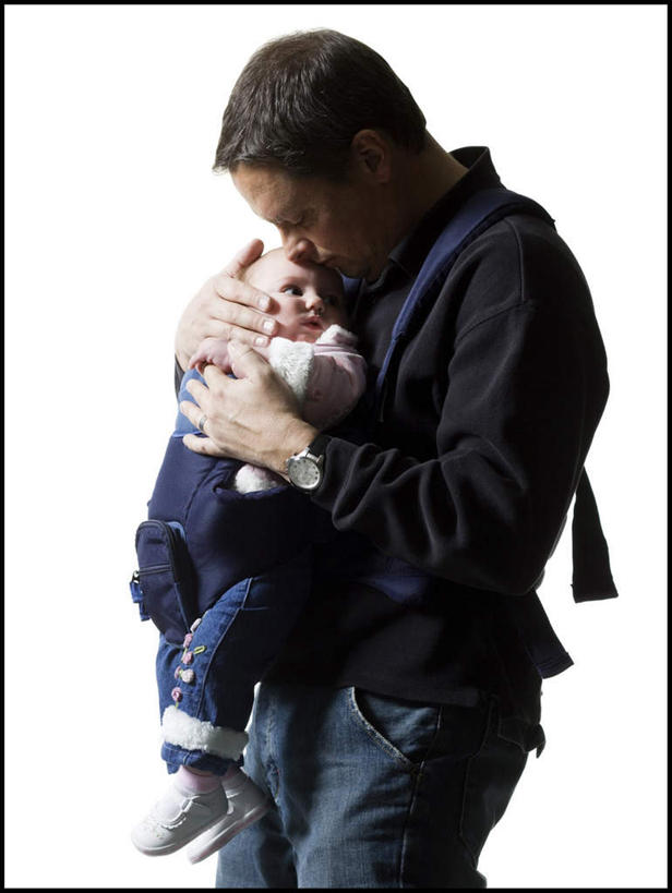 西方人,婴儿,儿童,中年人,两个人,家庭,父亲,站,握手,吻,竖图,室内,白天,白色背景,侧面,纯洁,欧洲,欧洲人,服装,注视,休闲装,小孩,衣服,低头,观察,看,站着,休闲,温暖,温馨,一家人,休闲服,父爱,可爱,童年,童趣,摄影,服饰,活泼,影棚,观看,和睦,察看,关注,宝宝,童真,纯真,烂漫,无邪,垂头,伶俐,天真,男人,男性,中年男性,白种人,孩子,搀手,拉手,亲,亲吻,手搀手,手拉手,手牵手,手握手,站立,半身,彩图,影棚拍摄,拍摄,融洽,婴儿背带