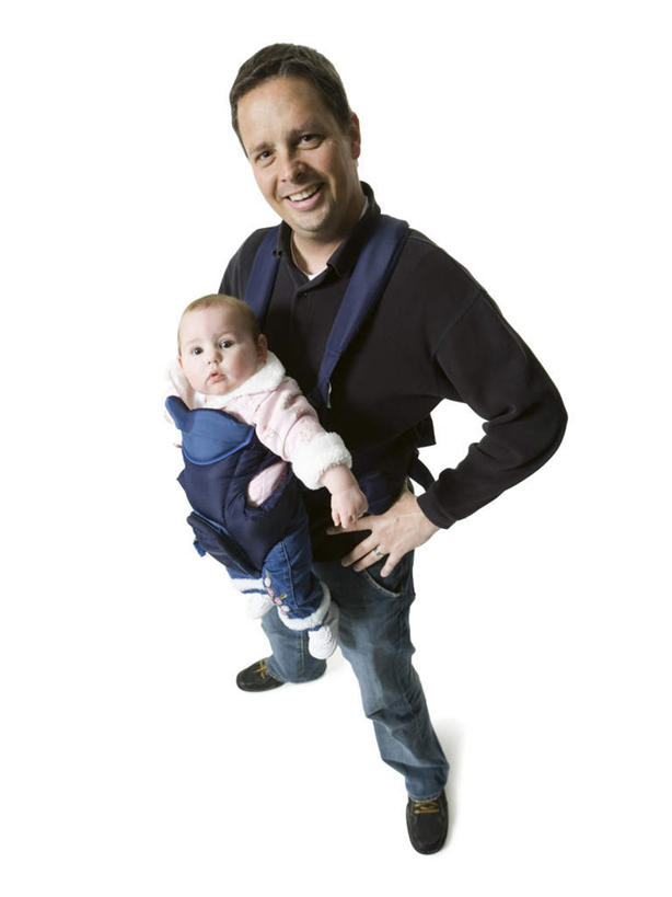 西方人,婴儿,儿童,中年人,两个人,家庭,父亲,站,笑,微笑,露齿笑,竖图,俯视,室内,白天,白色背景,纯洁,欧洲,欧洲人,服装,注视,休闲装,手叉腰,小孩,衣服,叉腰,观察,看,站着,休闲,温暖,温馨,一家人,休闲服,父爱,可爱,童年,童趣,摄影,服饰,活泼,影棚,观看,和睦,察看,关注,宝宝,童真,纯真,烂漫,无邪,伶俐,天真,男人,男性,中年男性,白种人,孩子,抬头,仰头,站立,彩图,高角度拍摄,全身,影棚拍摄,拍摄,融洽,婴儿背带