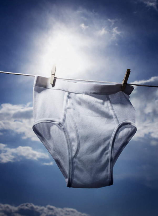 无人,竖图,室外,特写,白天,仰视,吊挂,悬挂,阴影,内裤,裤子,光线,木制,影子,云,云朵,挂,云彩,两个,一个,蓝色,白色,白云,蓝天,天空,阳光,夹子,晾衣绳,木制品,绳子,天,晴朗,单个,衣夹,晴空,彩图,低角度拍摄