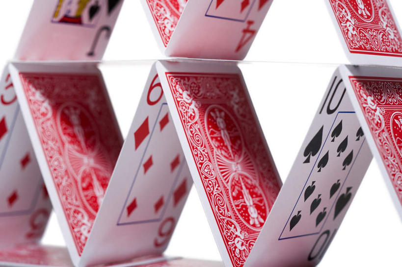 无人,横图,室内,特写,白天,白色背景,正面,游戏,赌博,贪欲,竞争,静物,扑克牌,纸牌,玩具,扑克,一排,整齐,并列,并排,三角形,图形,几何,玩,娱乐,刺激,排列,休闲,摄影,影棚,活动,队列,发泄,数学,消遣,智力,赌具,平行,投机,侥幸,欲望,宣泄,玩耍,嬉戏,彩图,影棚拍摄,拍摄,几何图形,胜负,输赢