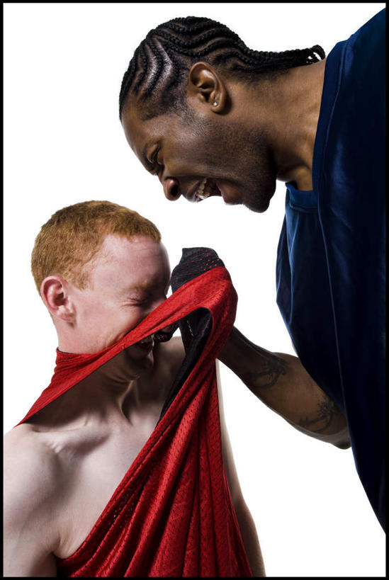 西方人,两个人,站,拉,竖图,室内,白天,白色背景,侧面,运动服,欧洲,非洲,黑人,欧洲人,服装,注视,衣服,红色,黑色,低头,观察,看,站着,张嘴,摄影,服饰,影棚,观看,打架,察看,衣着,穿着,关注,打斗,张大嘴巴,斗殴,对手,衣饰,敌手,男人,男性,年轻男性,白种人,非洲人,张开嘴,站立,半身,彩图,影棚拍摄,拍摄,运动装