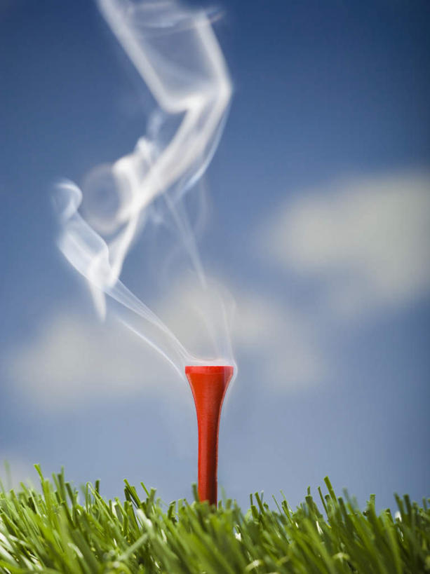 无人,竖图,室外,特写,白天,正面,草地,草坪,植物,香烟,阴影,反射,影子,支架,烟雾,云,云朵,球座,云彩,草,一个,红色,蓝色,绿色,白云,蓝天,天空,天,烟,晴朗,单个,卷烟,烟草,纸烟,晴空,彩图