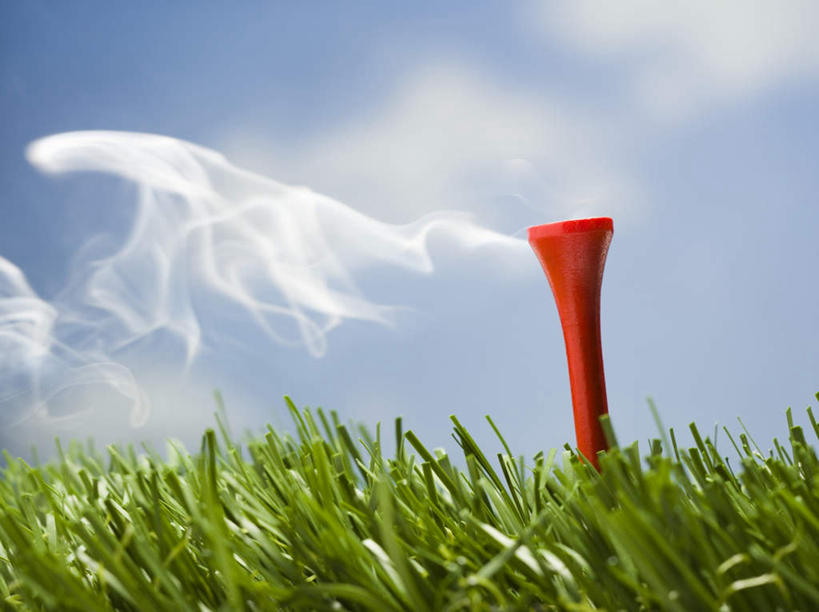 无人,横图,室外,特写,白天,正面,草地,草坪,植物,香烟,阴影,反射,影子,支架,烟雾,云,云朵,球座,云彩,草,一个,红色,蓝色,绿色,白云,蓝天,天空,天,烟,晴朗,单个,卷烟,烟草,纸烟,晴空,彩图