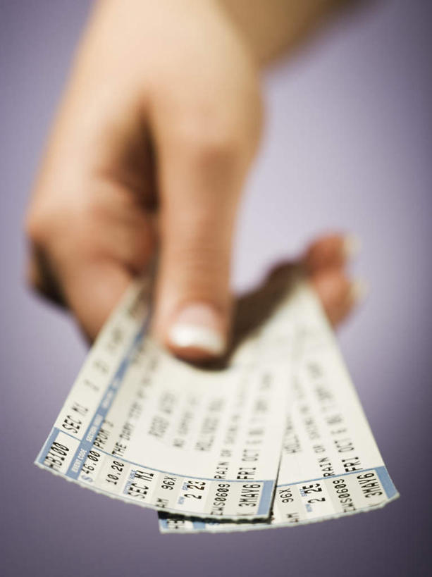 西方人,手,一个人,竖图,室内,特写,白天,正面,欧洲,欧洲人,仅一个年轻女性,仅一个女性,仅一个人,两张,握,朦胧,模糊,纸,拿,拿着,手部,握着,摄影,影棚,单手,年轻女性,女人,女性,白种人,半身,彩图,影棚拍摄,拍摄,门票