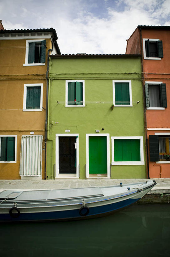 无人,家,竖图,室外,白天,仰视,度假,河流,美景,水,窗户,城市风光,城市,船,意大利,欧洲,威尼斯,一排,阴影,整齐,并列,并排,光线,影子,房屋,墙,屋子,河水,景观,水流,云,云朵,公寓,木船,云彩,娱乐,洋房,楼房,玻璃窗,墙壁,墙面,住宅,排列,蓝色,白云,蓝天,天空,阳光,交通工具,天,享受,休闲,景色,放松,晴朗,舟,队列,南欧,载具,平行,意大利共和国,布拉诺岛,晴空,彩图,低角度拍摄,房子