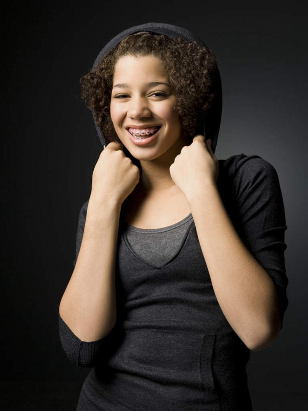 西方人,脸,头,脸颊,手,头发,一个人,笑,摸,微笑,露齿笑,竖图,室内,白天,正面,欧洲,非洲,黑人,欧洲人,双手,仅一个年轻女性,仅一个女性,仅一个人,抚摸,黑色背景,服装,棕色,注视,休闲装,衣服,观察,看,休闲,手部,休闲服,摄影,服饰,影棚,观看,察看,关注,卫衣,年轻女性,女人,女性,非洲人,头部,卷发,脸部,脸蛋,面部,触摸,接触,半身,彩图,影棚拍摄,拍摄,短发