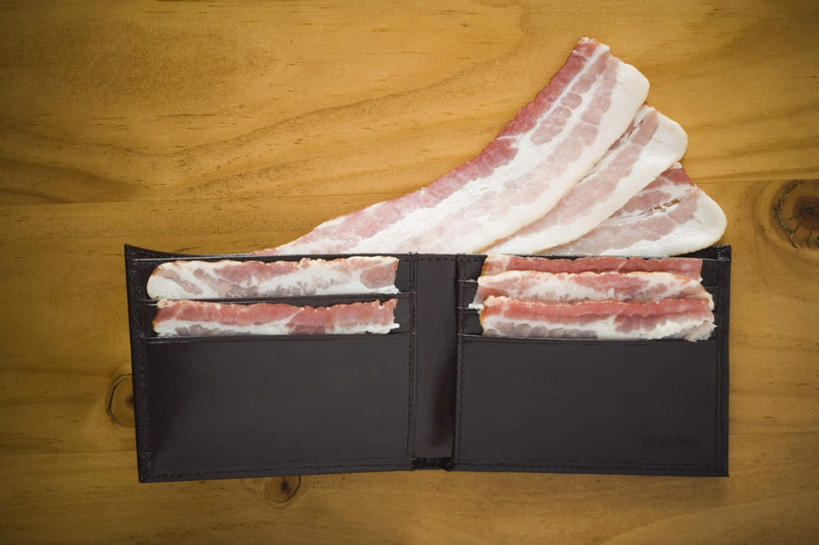 无人,横图,俯视,室内,特写,白天,桌面,桌子,许多,木制,肉,很多,猪肉,肉类,一个,木制品,皮夹子,钱包,单个,放置,搁置,安排,零钱包,皮夹,肉食,豚肉,彩图,高角度拍摄