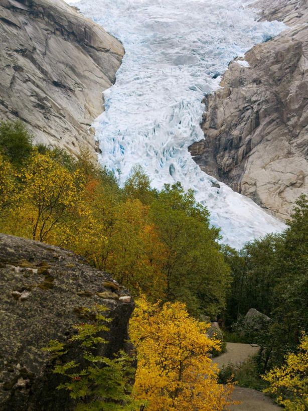 无人,竖图,俯视,室外,白天,旅游,度假,河流,石头,美景,山,山脉,水,植物,急流,石子,河水,景观,山峰,水流,山峦,娱乐,树,树木,绿色,自然,群山,享受,休闲,激流,景色,放松,生长,成长,自然风光,洪流,石块,岩石,彩图,高角度拍摄