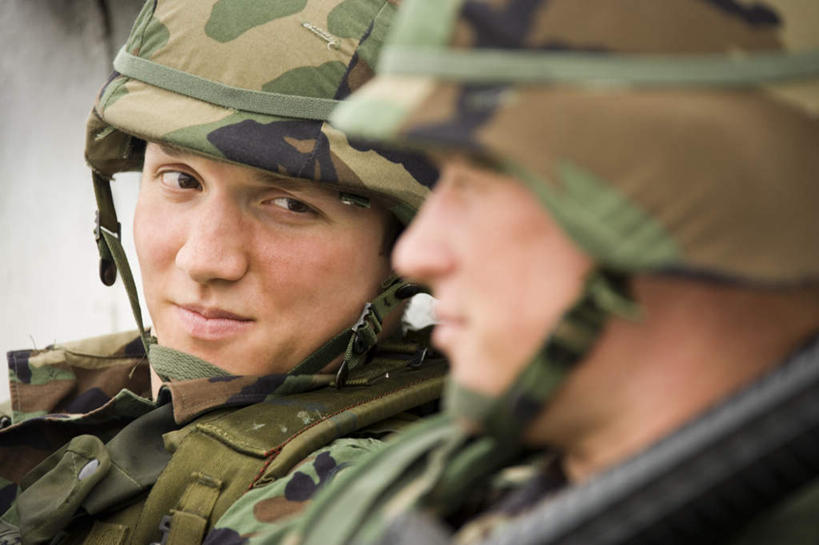 西方人,脸,头,脸颊,两个人,同事,站,笑,微笑,横图,室外,特写,白天,正面,成功,合作,团队,集体,信心,帽子,欧洲,欧洲人,朦胧,模糊,头盔,墙,扭头,注视,队伍,肩膀,墙壁,墙面,白色,安全帽,观察,看,站着,转头,观看,军人,察看,领导,武士,成就,关注,迷彩服,军服,合伙,领袖,甲士,伪装服,野战服,作战服,男人,男性,年轻男性,白种人,头部,脸部,脸蛋,面部,站立,半身,彩图