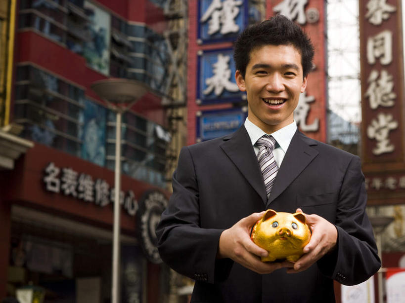 东方人,一个人,商务人士,商务男性,商店,站,笑,微笑,露齿笑,横图,室外,白天,仰视,衬衫,购物,度假,消费,美景,城市风光,超市,城市,商场,猪,上海,中国,亚洲,仅一个男性,仅一个人,握,套装,标志,文字,字符,景观,领带,拿,拿着,注视,黄种人,娱乐,标识,仅一个年轻男性,容器,观察,看,站着,享受,休闲,汉字,储蓄罐,器皿,景色,放松,储蓄,存钱,握着,金融,理财,百货,经济,观看,申,察看,象征,庄重,资金,存钱罐,关注,中文,商务装,存款,身份,流通,选购,贸易,工薪阶层,百货公司,东亚,上海市,贮钱罐,储钱罐,扑满,中华人民共和国,沪,华东地区,血拼,正式,地位,国文,华文,男人,男性,年轻男性,亚洲人,白领,上班族,站立,半身,彩图,低角度拍摄,衬衣,购物商场,购物中心,商业中心