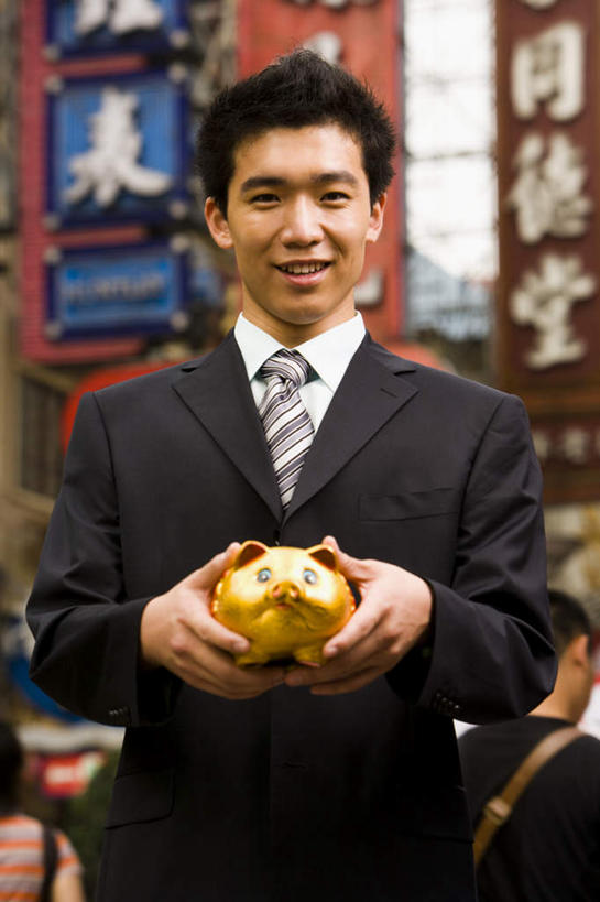 东方人,一个人,商务人士,商务男性,商店,站,捧,笑,微笑,露齿笑,竖图,室外,白天,正面,衬衫,购物,度假,消费,美景,城市风光,超市,城市,商场,猪,上海,中国,亚洲,仅一个男性,仅一个人,套装,标志,文字,字符,景观,领带,注视,黄种人,娱乐,标识,仅一个年轻男性,容器,观察,看,站着,享受,休闲,汉字,储蓄罐,器皿,景色,放松,储蓄,存钱,金融,理财,百货,经济,观看,申,察看,象征,庄重,资金,存钱罐,关注,中文,商务装,存款,身份,流通,选购,贸易,工薪阶层,百货公司,东亚,上海市,贮钱罐,储钱罐,扑满,中华人民共和国,沪,华东地区,血拼,正式,地位,国文,华文,男人,男性,年轻男性,亚洲人,白领,上班族,端,端着,捧着,手捧,站立,半身,彩图,衬衣,购物商场,购物中心,商业中心