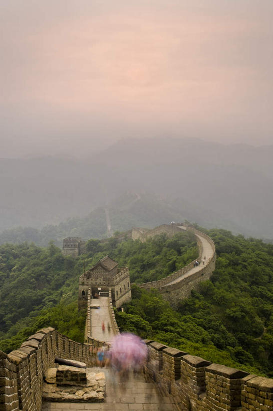 东方人,一个人,走,竖图,俯视,室外,白天,旅游,度假,名胜古迹,日落,树林,植物,地标,长城,中国,亚洲,仅一个年轻女性,仅一个女性,仅一个人,一把,服装,遗迹,伞,雨伞,遮阳伞,晚霞,霞光,落日,休闲装,黄种人,古迹,文物,娱乐,阳伞,古建筑,树,树木,衣服,绿色,自然,黄昏,享受,休闲,休闲服,旅游胜地,彩霞,放松,服饰,生长,成长,太阳伞,万里长城,古文明,东亚,世界文化遗产,中华人民共和国,夕照,年轻女性,女人,女性,亚洲人,夕阳,步行,散步,走路,彩图,高角度拍摄,全身,斜阳,标志性建筑