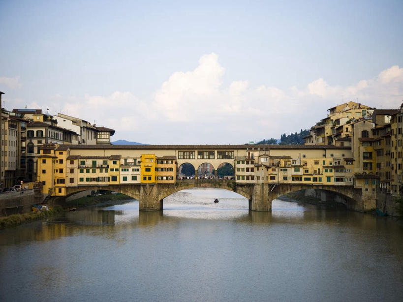 无人,家,横图,室外,白天,正面,旅游,度假,河流,石头,水,窗户,标志建筑,地标,建筑,意大利,佛罗伦萨,欧洲,阴影,波纹,光线,石子,影子,房屋,屋子,河水,水流,云,云朵,公寓,桥,涟漪,云彩,娱乐,建设,石桥,洋房,楼房,玻璃窗,拱桥,住宅,栈桥,蓝色,白云,倒影,蓝天,水纹,天空,阳光,波浪,天,享受,休闲,旅游胜地,放松,拱形,晴朗,人行桥,石拱桥,倒映,托斯卡纳,南欧,意大利共和国,首府,水晕,百花之城,翡冷翠,托斯卡纳大区,反照,旧桥,老桥,维琪奥桥,石块,晴空,彩图,房子