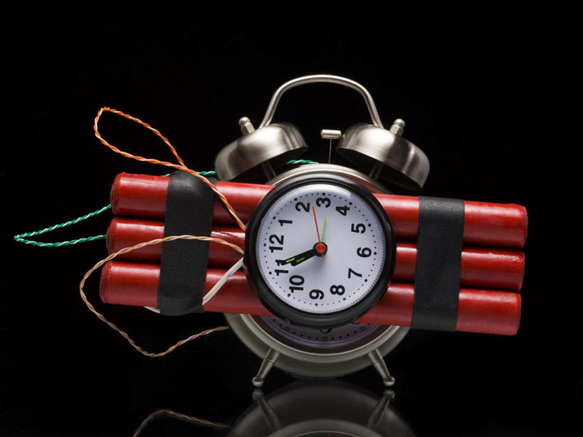 无人,横图,室内,特写,白天,正面,竞争,高科技,科技,静物,炸药,炸弹,计时器,闹钟,对抗,阴影,黑色背景,冲突,军事,时间,反射,科学,标志,时钟,数字,文字,影子,字符,指针,计时,破坏,标识,钟表,表,时针,武器,战争,工业,摄影,阿拉伯数字,影棚,定时器,损坏,准确,分针,攻击,恐怖,威胁,对立,矛盾,兵器,精准,弹药,防御,军方,军工业,国防,敌对,挫败,斗争,抗拒,抗衡,杀伤,威慑,危险,甘油炸药,钟,彩图,影棚拍摄,拍摄