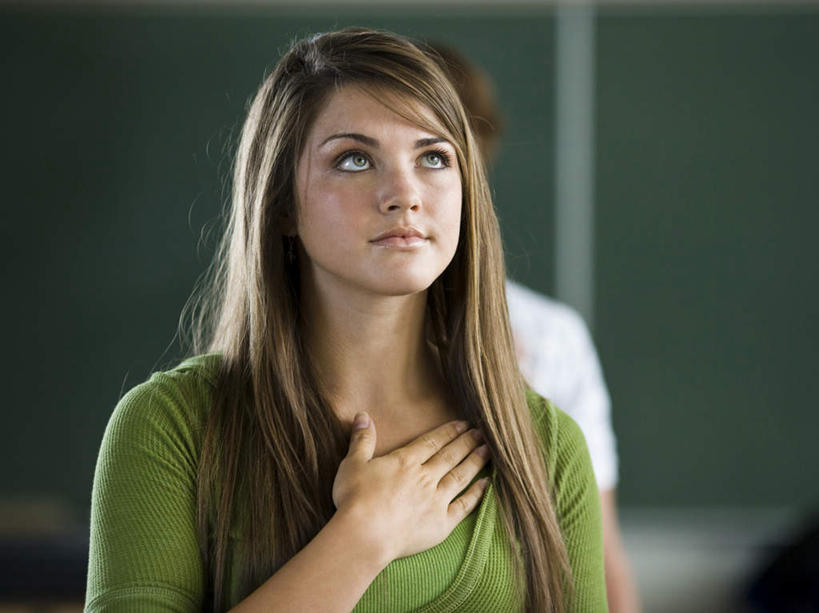 西方人,一个人,站,摸,横图,室内,白天,正面,欧洲,欧洲人,仅一个年轻女性,仅一个女性,仅一个人,抚摸,服装,朦胧,模糊,注视,休闲装,衣服,绿色,观察,看,站着,休闲,休闲服,服饰,观看,察看,关注,宣誓,年轻女性,女人,女性,白种人,触摸,接触,站立,半身,彩图