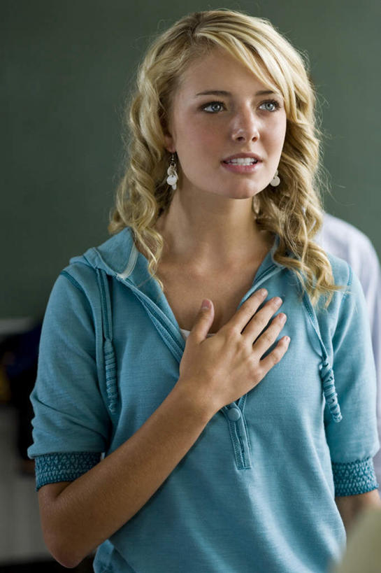 西方人,一个人,站,笑,摸,微笑,露齿笑,竖图,室内,白天,正面,欧洲,欧洲人,仅一个年轻女性,仅一个女性,仅一个人,抚摸,服装,注视,休闲装,衣服,蓝色,黑板,观察,看,站着,休闲,教室,休闲服,教学,服饰,观看,察看,课堂,关注,宣誓,耐磨,教学黑板,年轻女性,女人,女性,白种人,触摸,接触,站立,半身,彩图