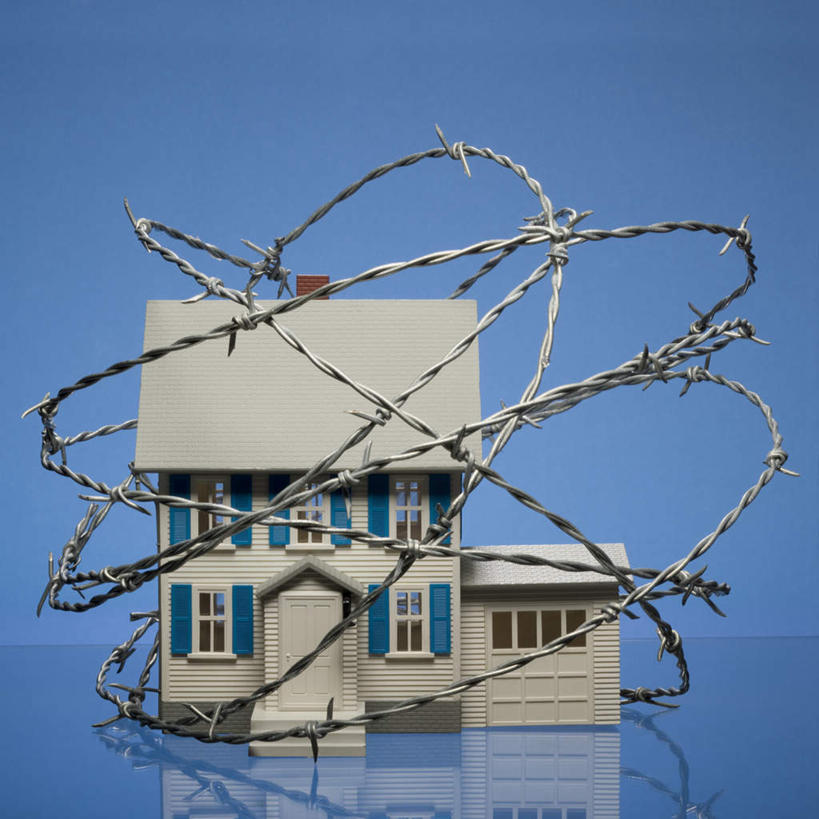 无人,家,方图,室内,特写,白天,正面,安全,静物,阴影,蓝色背景,立体,反射,空间,影子,房屋,屋子,防护,铁丝网,楼房,住宅,模型,规划,储蓄,摄影,影棚,保护,储存,保险,积累,保全,周全,安稳,安定,直观,建筑模型,建筑设计,铁蒺藜,储备,积储,积聚,平安,设计,彩图,影棚拍摄,拍摄,房子