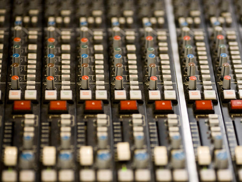 无人,横图,俯视,室内,特写,白天,零件,电路,静物,一排,许多,关闭,阴影,朦胧,模糊,整齐,反射,影子,加工,开关,排列,按钮,打开,放大,修饰,混合,录音棚,录音室,播音,开启,队列,广播,调音台,分配,闭合,调音控制台,彩图,高角度拍摄