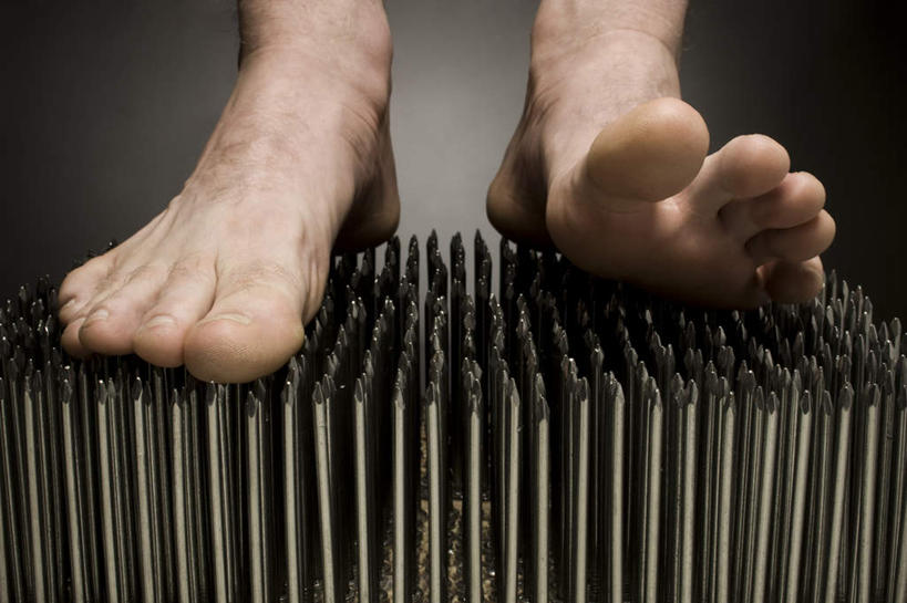 西方人,腿部,脚,脚趾,脚趾甲,腿,一个人,横图,室内,特写,白天,正面,金属制品,欧洲,欧洲人,仅一个男性,仅一个人,一排,许多,阴影,灰色背景,整齐,反射,金属,钉子,影子,光脚,双脚,踩,排列,仅一个年轻男性,踩着,赤脚,摄影,影棚,五金,紧固,队列,牢固,伤害,危险,男人,男性,年轻男性,白种人,脚指甲,半身,彩图,影棚拍摄,拍摄,稳固