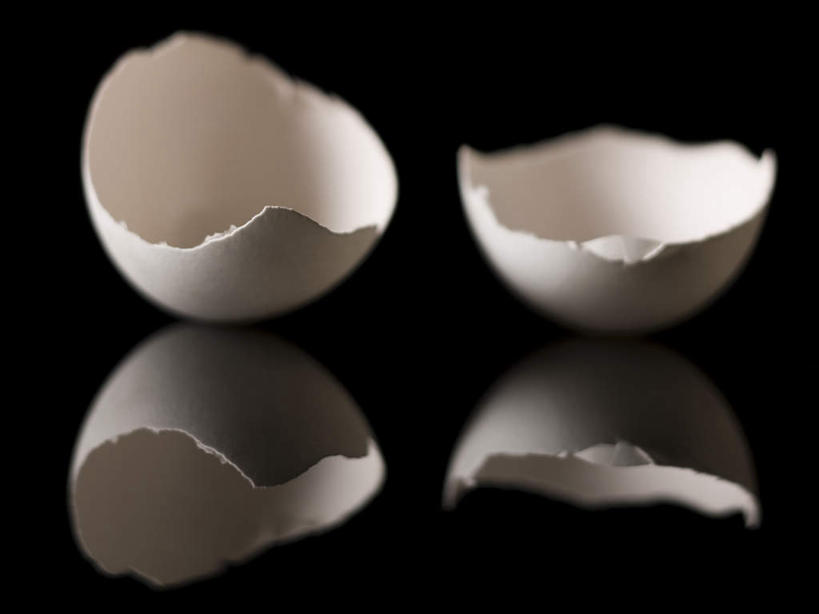 无人,横图,室内,特写,白天,正面,阴影,黑色背景,反射,影子,蛋,蛋壳,鸡蛋,破坏,两个,摄影,影棚,损坏,毁坏,卵,彩图,影棚拍摄,拍摄