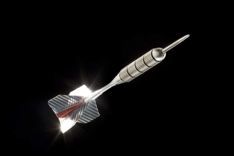 无人,横图,室内,特写,白天,正面,成功,胜利,静物,阴影,黑色背景,反射,影子,飞镖,一个,摄影,影棚,单个,靶心,瞄准,镖针,飞镖运动,彩图,影棚拍摄,拍摄