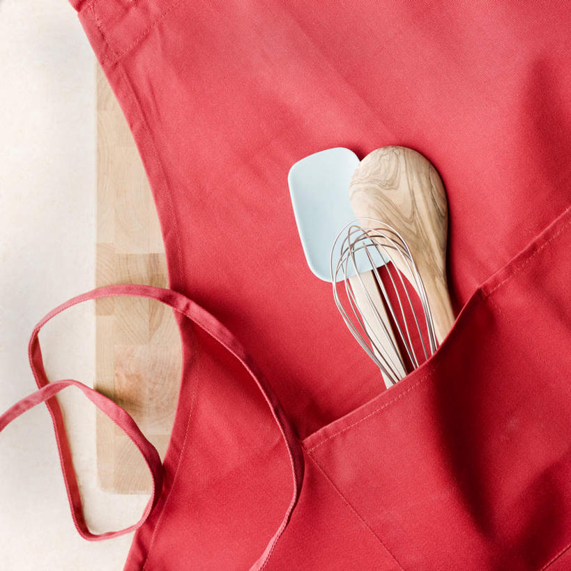 无人,方图,俯视,室内,特写,白天,白色背景,静物,木制,围裙,勺子,案板,砧板,红色,木制品,调羹,汤匙,摄影,影棚,彩图,高角度拍摄,影棚拍摄,拍摄