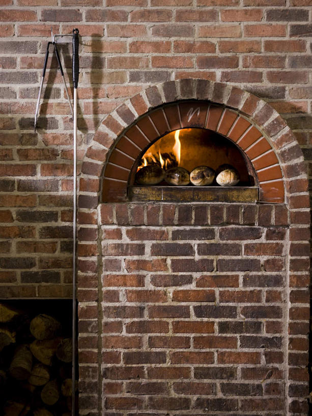 无人,竖图,室内,特写,白天,正面,烹饪,热情,厨具,火,阴影,反射,电器,火焰,烤炉,烤箱,影子,墙,燃烧,砖墙,墙壁,墙面,红色,家电,家用电器,炊具,烹饪用具,烹调用具,烹调,彩图,小家电