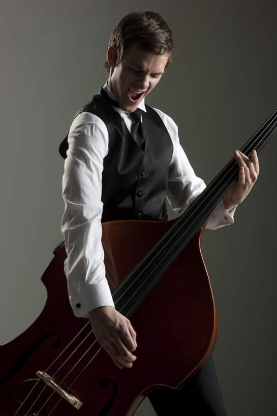 西方人,一个人,站,闭眼,竖图,室内,白天,正面,衬衫,西装,欧洲,欧洲人,仅一个男性,仅一个人,握,阴影,灰色背景,套装,正装,反射,影子,领带,弦乐器,吹奏,拿,演奏,拿着,职业装,仅一个年轻男性,低头,站着,张嘴,握着,摄影,影棚,弓拉弦乐器,弓拉弦鸣乐器,张大嘴巴,倍低音提琴,男人,男性,年轻男性,白种人,张开嘴,闭眼睛,闭着眼,闭着眼睛,站立,半身,彩图,影棚拍摄,衬衣,拍摄