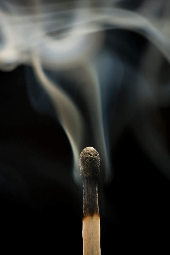 无人,竖图,室内,特写,白天,正面,静物,黑色背景,朦胧,模糊,木制,火柴,烟雾,木制品,点燃,烟,摄影,影棚,上升,洋火,火柴梗,取火工具,升腾,彩图,影棚拍摄,拍摄