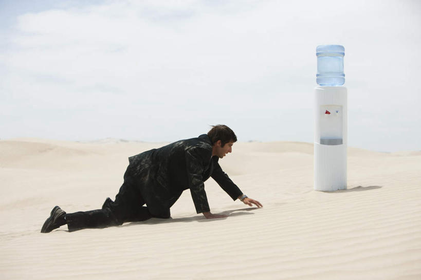 西方人,一个人,商务人士,商务男性,跪,横图,室外,白天,侧面,衬衫,沙漠,水,欧洲,欧洲人,仅一个男性,仅一个人,撑,阴影,套装,光线,液体,影子,云,云朵,云彩,注视,饮用水,仅一个年轻男性,爬行,蓝色,白云,蓝天,天空,阳光,矿泉水,天,观察,看,晴朗,观看,察看,撑着,饮水机,关注,商务装,工薪阶层,蒸馏水,口渴,男人,男性,年轻男性,白种人,白领,上班族,大漠,砂漠,晴空,跪着,彩图,全身,衬衣