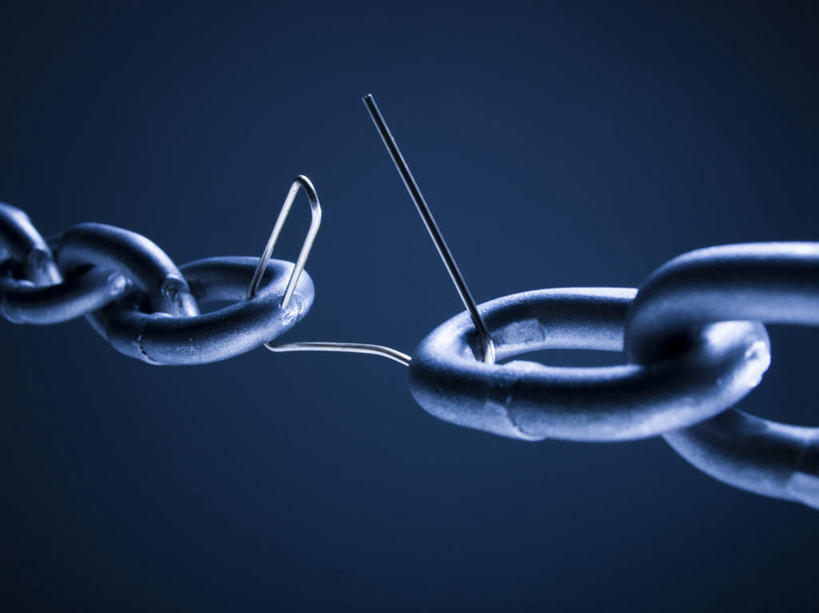 无人,横图,室内,特写,白天,正面,静物,金属制品,连接,阴影,蓝色背景,组合,朦胧,模糊,反射,金属,影子,办公用品,回形针,学习用品,断裂,摄影,铁链,影棚,链条,链接,文具用品,脆弱,紧固,拼接,拼凑,曲别针,拼合,凑集,聚合,撮合,链结,牢固,薄弱,彩图,影棚拍摄,拍摄